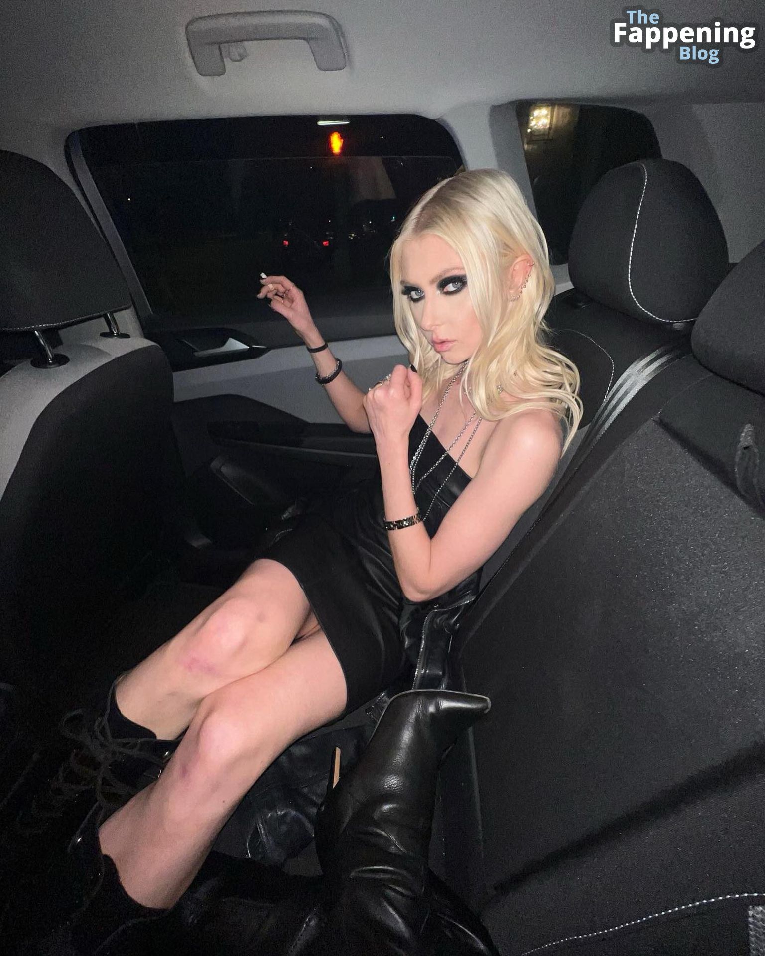 Taylor Momsen Shows Off Her Sexy Legs in a Car (10 Photos)