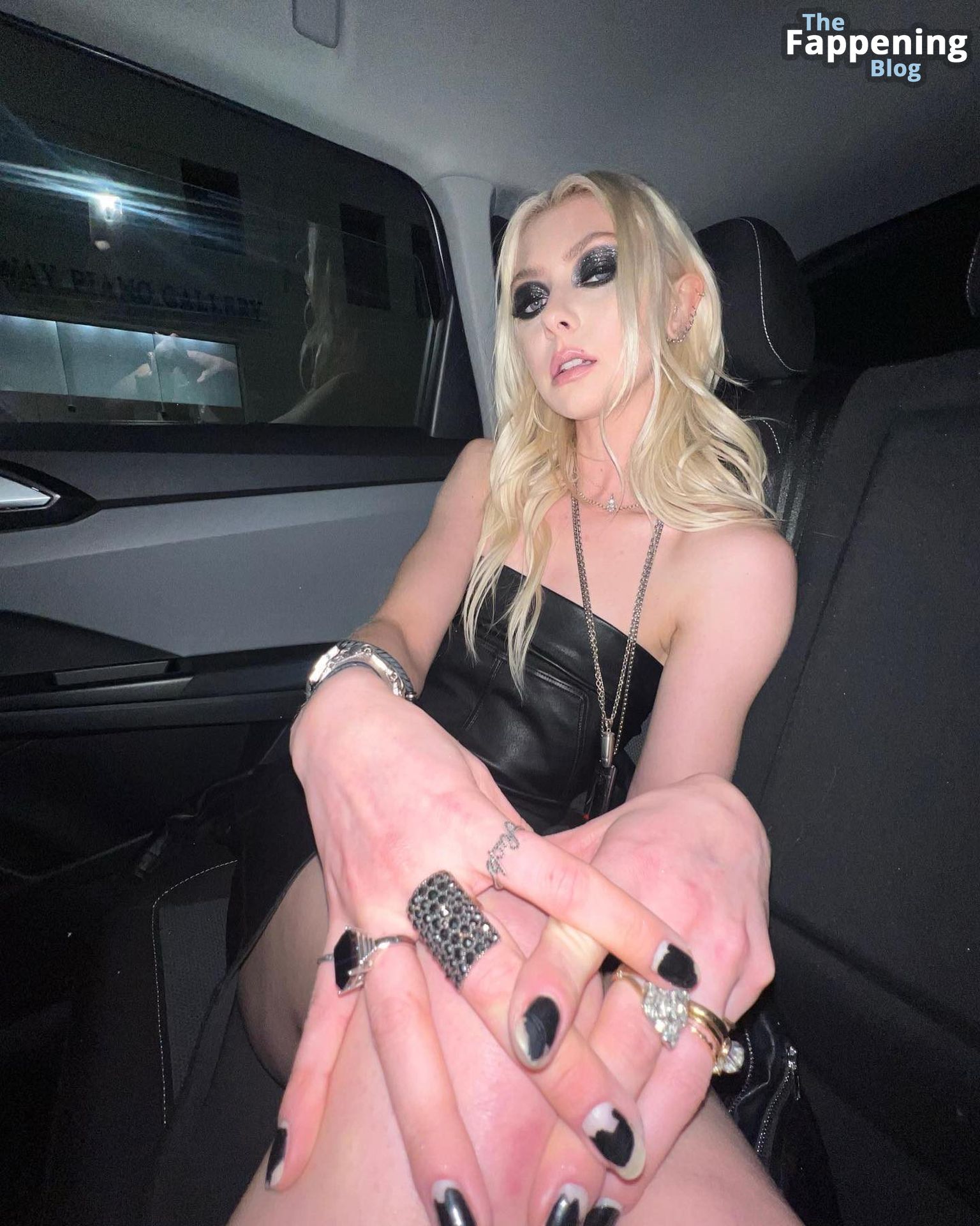 Taylor Momsen Shows Off Her Sexy Legs in a Car (10 Photos)