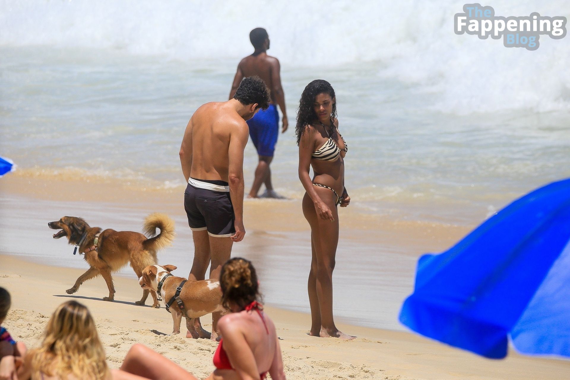 Tina Kunakey Enjoys a Beach Day with Friends in Rio (78 Photos)