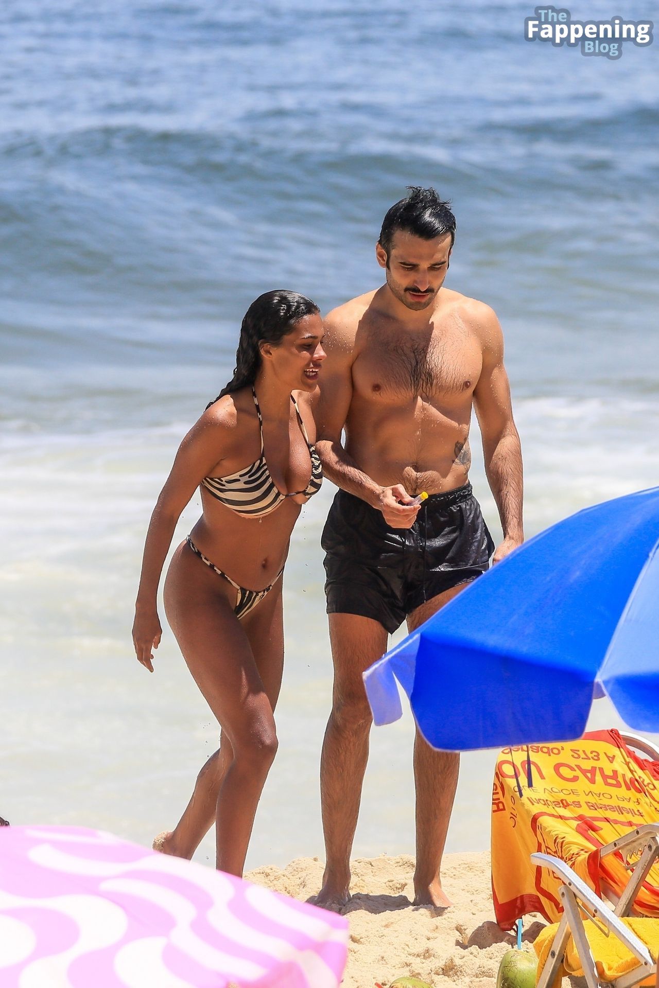 Tina Kunakey Enjoys a Beach Day with Friends in Rio (78 Photos)