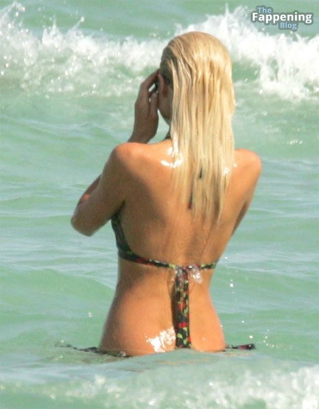 Paris Hilton Nude &amp; Sexy Collection – Part 5 (150 Photos)