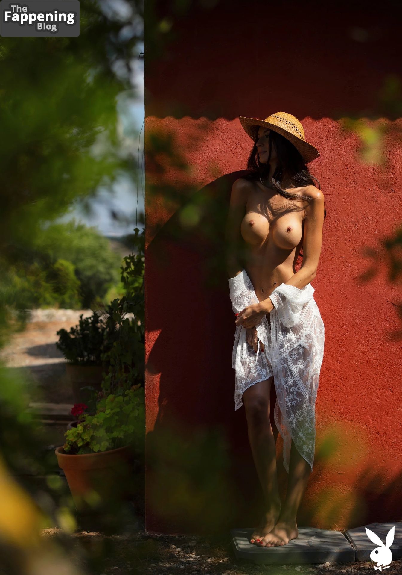 Zurine Aspiunza Nude &amp; Sexy (11 Photos)