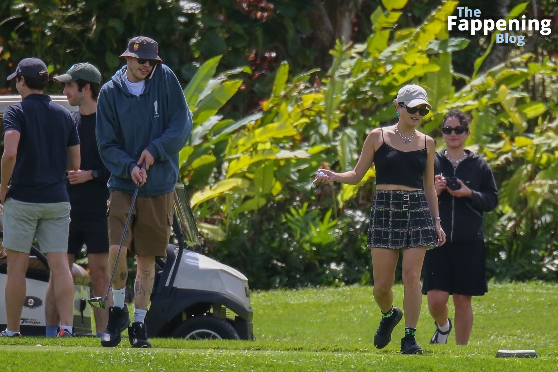 Chase Sui Wonders &amp; Pete Davidson Show Much PDA on the Island of Kauai (37 Photos)
