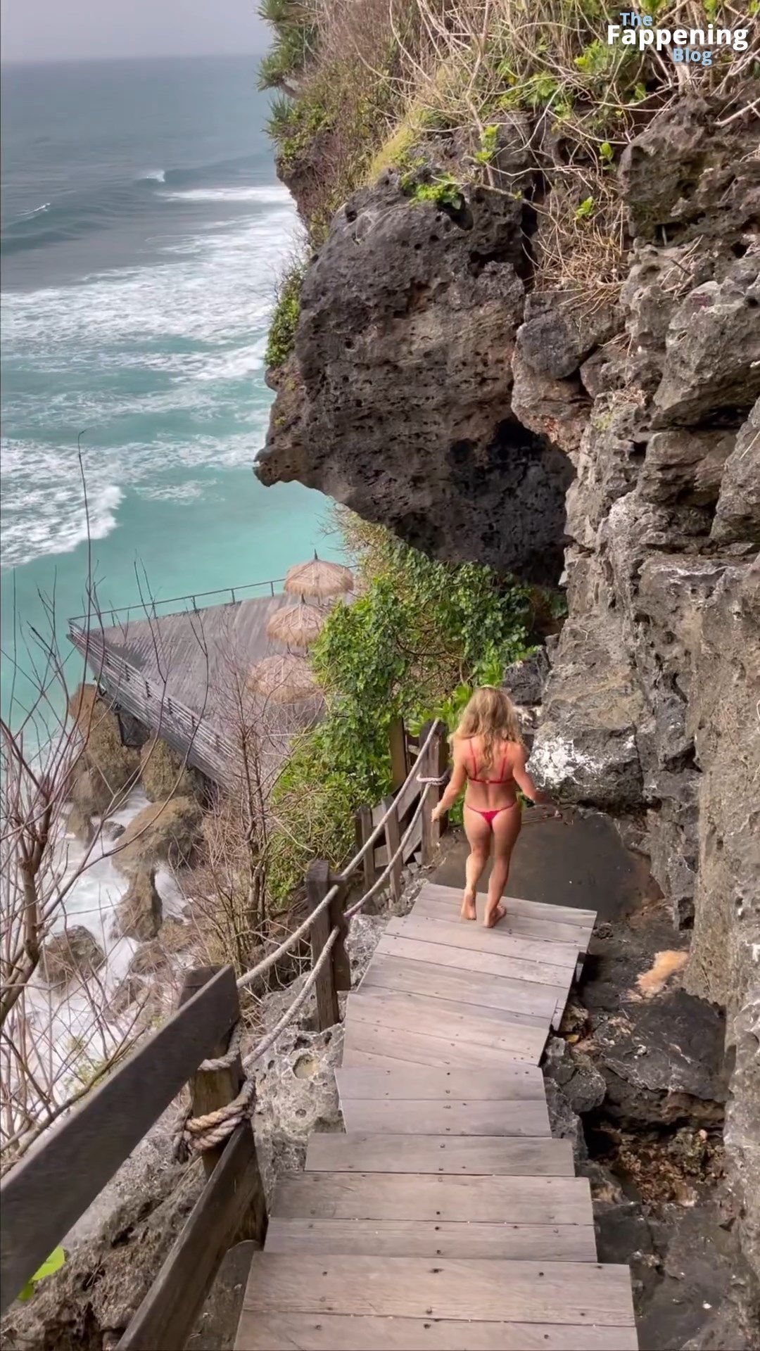Elsa Pataky Shows Off Her Sexy Bikini Body (5 Pics + Video)