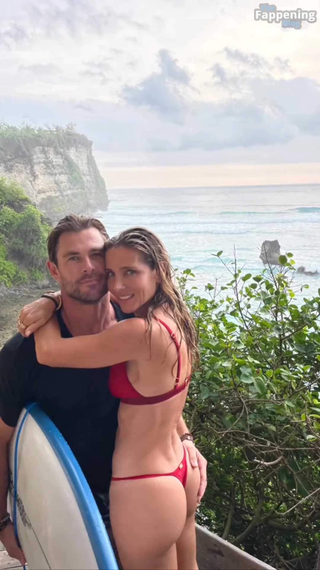 Elsa Pataky Shows Off Her Sexy Bikini Body (5 Pics + Video)