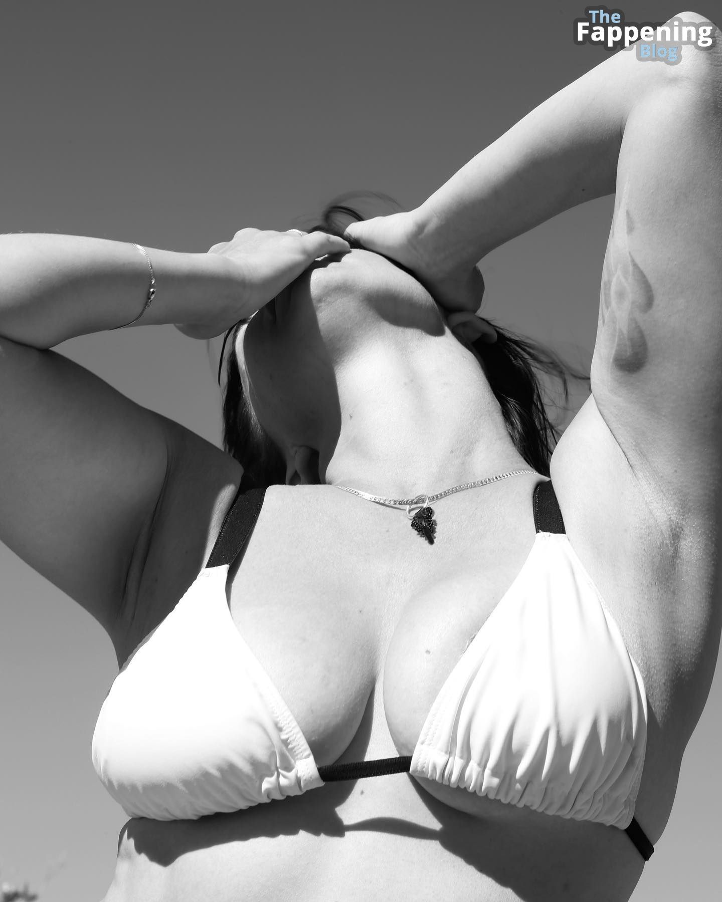 Kelli Garner Topless &amp; Sexy (9 Photos)