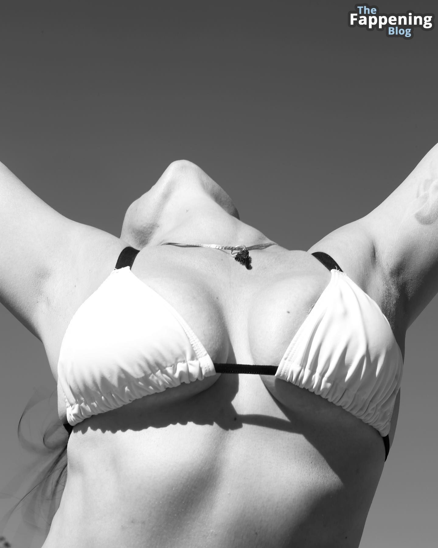 Kelli Garner Topless &amp; Sexy (9 Photos)