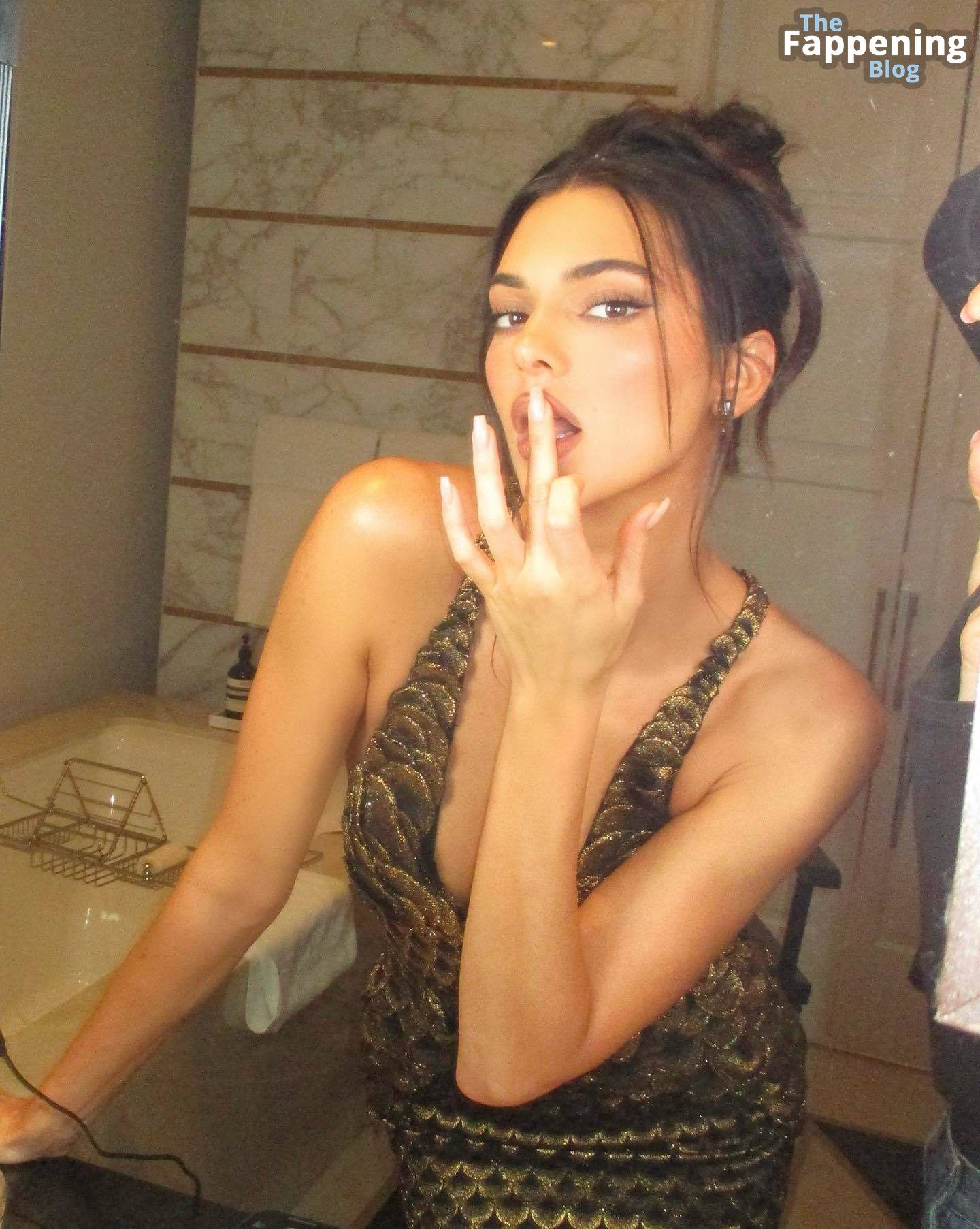 Kendall Jenner Displays Her Underboob &amp; Slender Figure (11 Photos)
