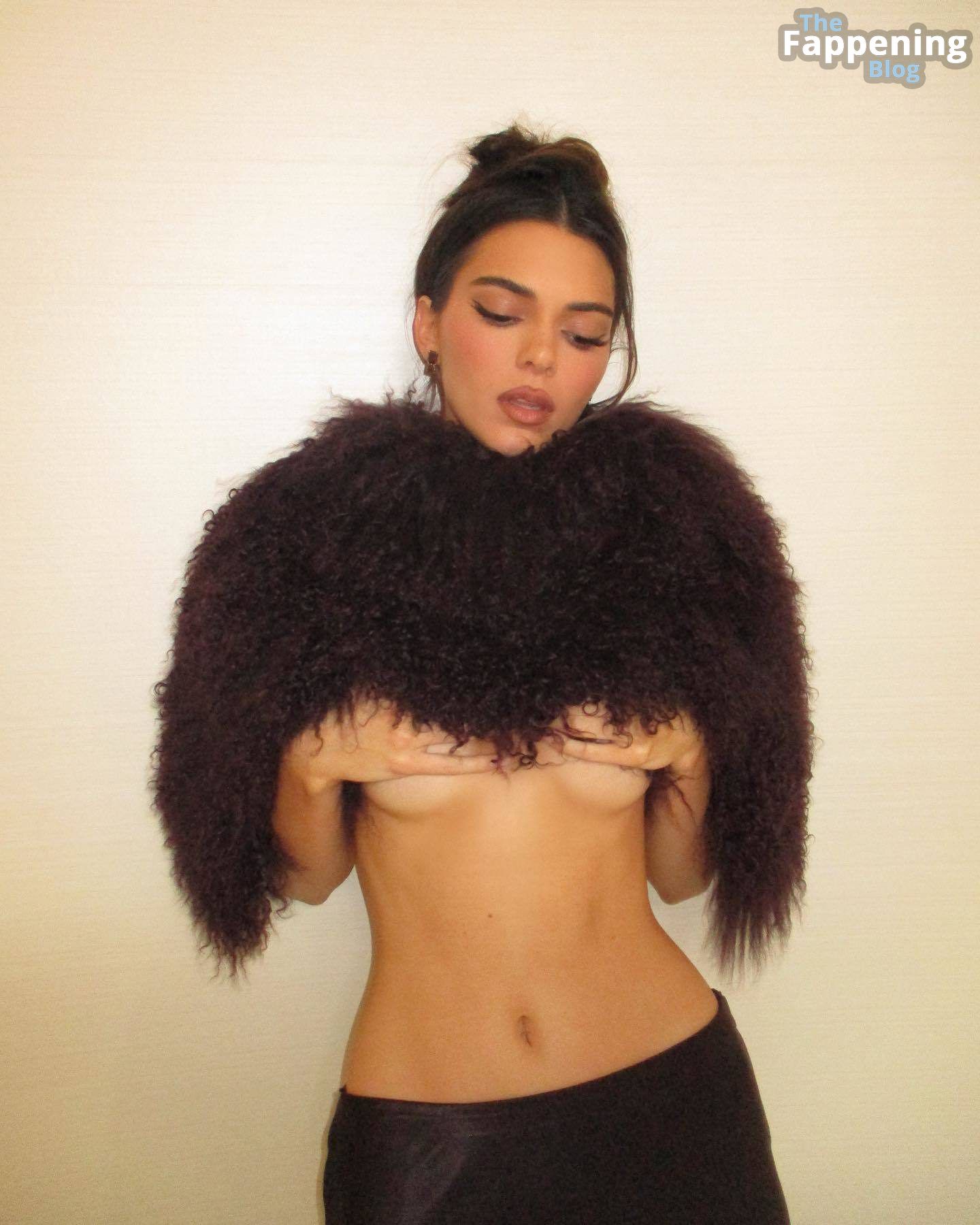 Kendall Jenner Displays Her Underboob &amp; Slender Figure (11 Photos)
