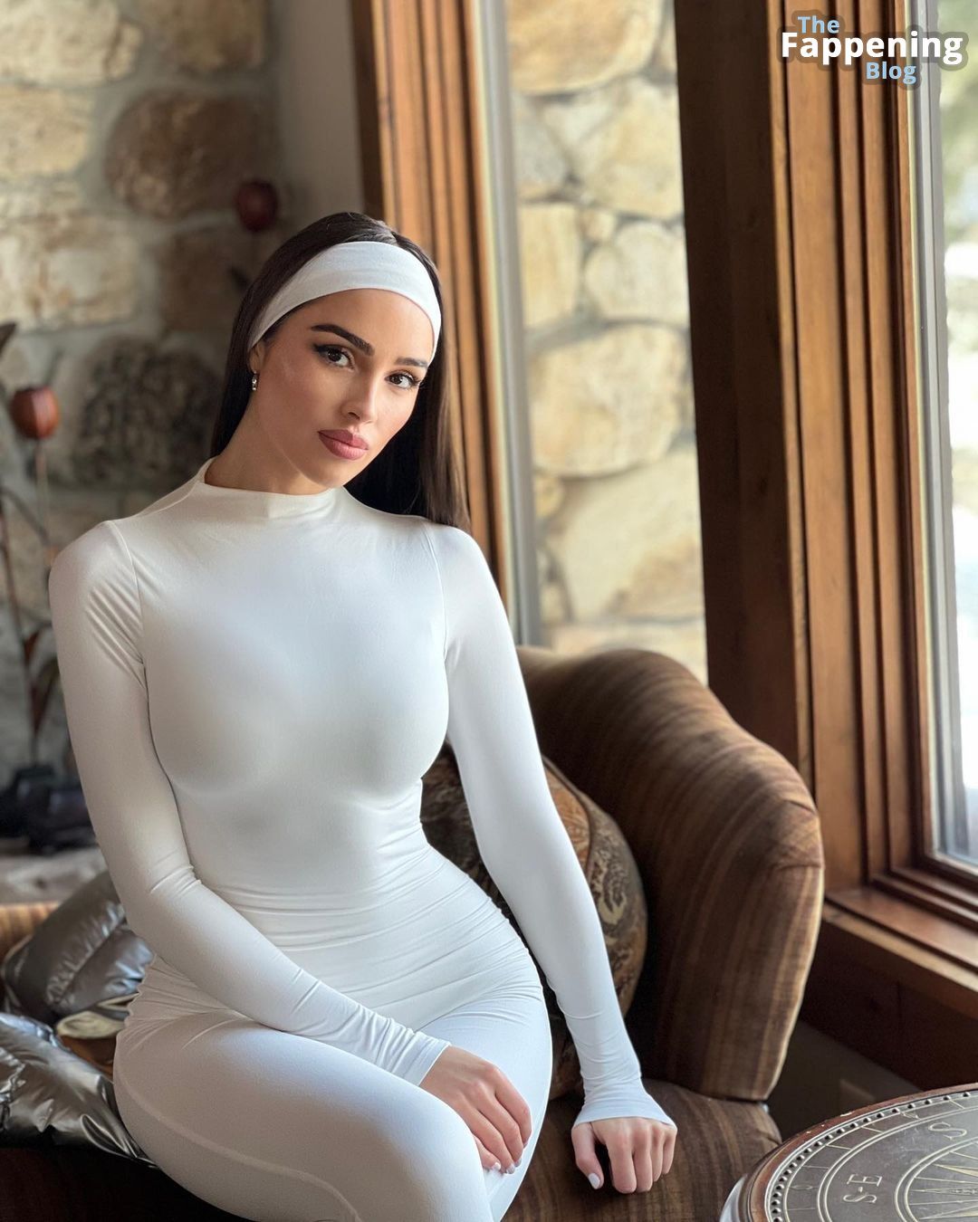 Olivia Culpo Looks Sexy in White (5 Photos)