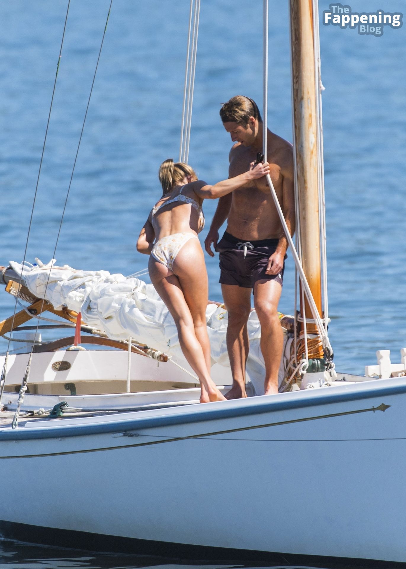 Sydney Sweeney &amp; Glen Powell Swim Out to a Yacht Filming a New Movie in Sydney (144 Photos)