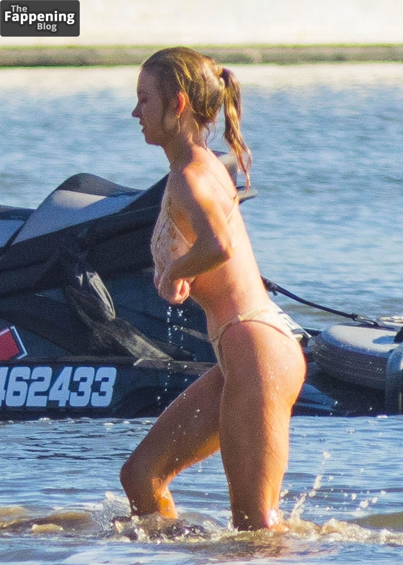 Sydney Sweeney &amp; Glen Powell Swim Out to a Yacht While Filming in Sydney (130 Photos)