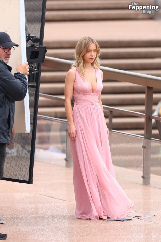 Sydney Sweeney And Glen Powell Lock Lips In Front Of The Opera House 130