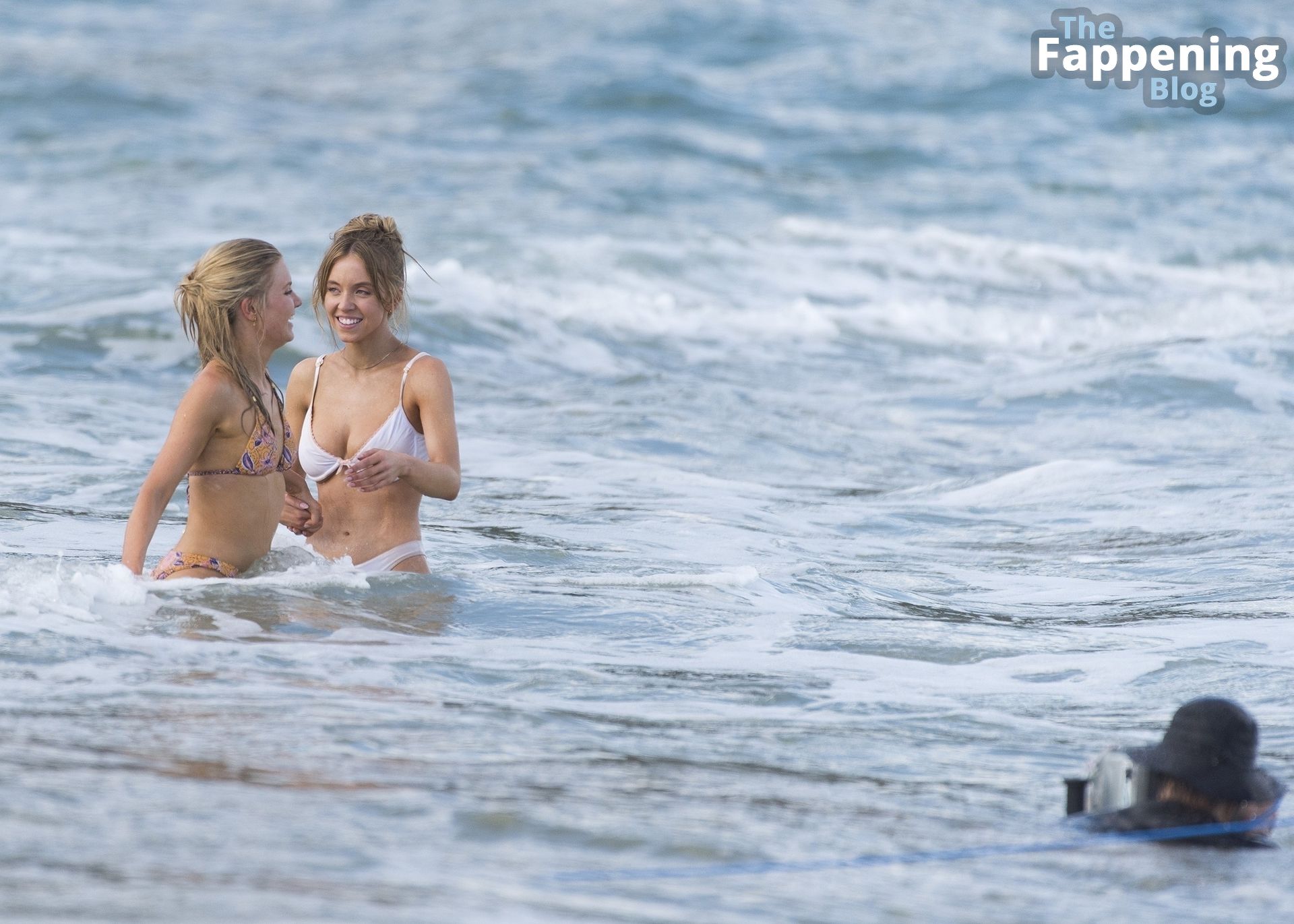 Sydney Sweeney &amp; Glen Powell Show of Their Beach Bodies While Filming in Australia (92 Photos)