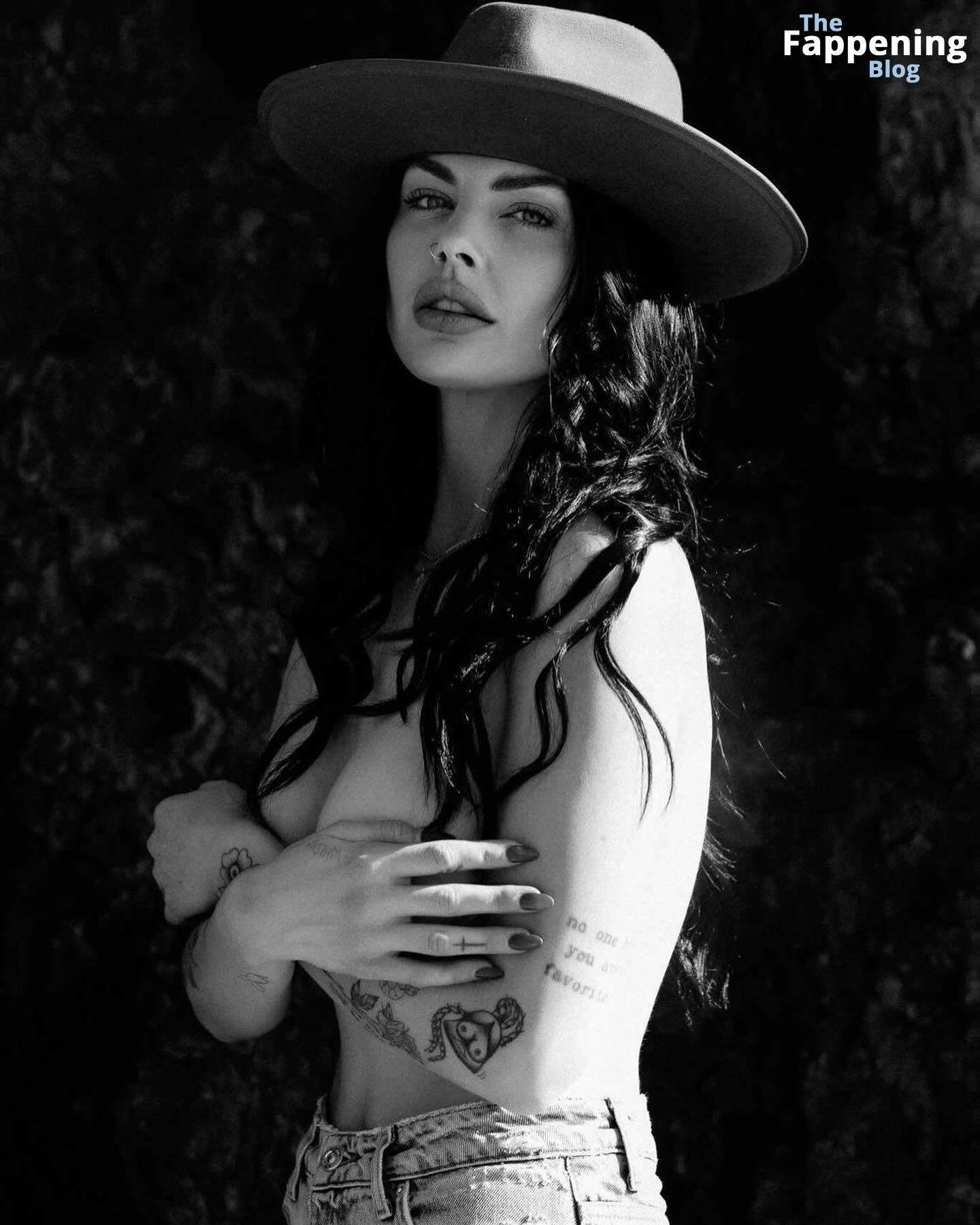 Teela LaRoux Topless (3 Photos)