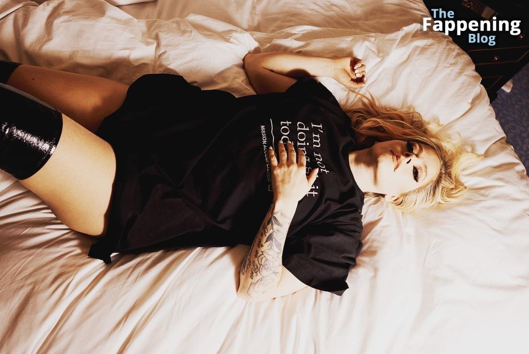 Avril Lavigne Sexy 1