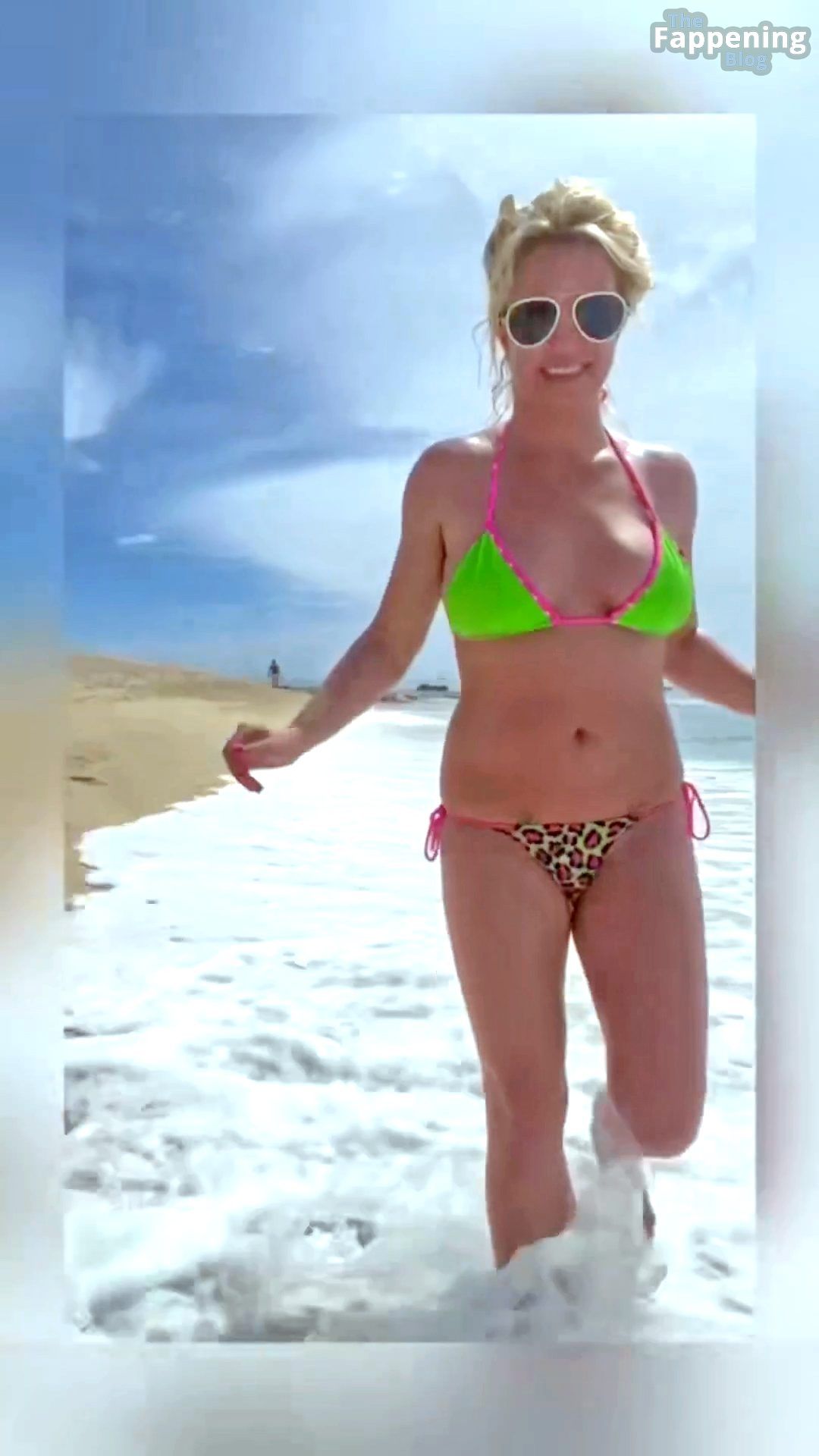 britney-spears-sexy-thong-bikini-beach-video-2-thefappeningblog.com_.jpg