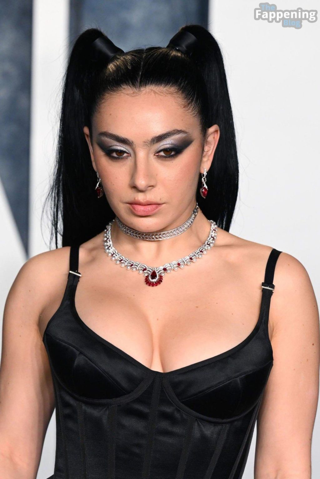 Charli XCX Displays Her Sexy Breasts at the 2023 Vanity Fair Oscar