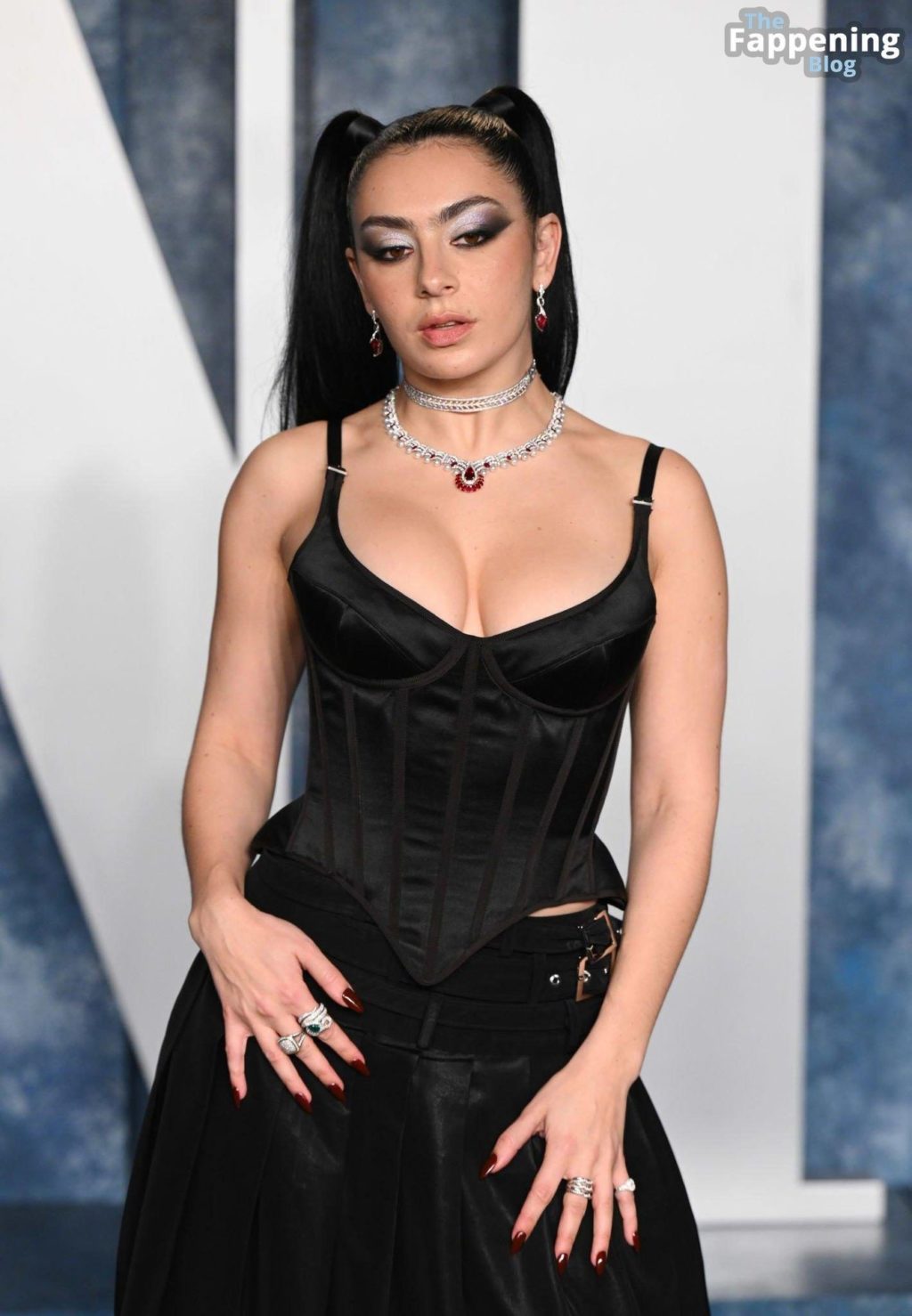 Charli XCX Displays Her Sexy Breasts at the 2023 Vanity Fair Oscar