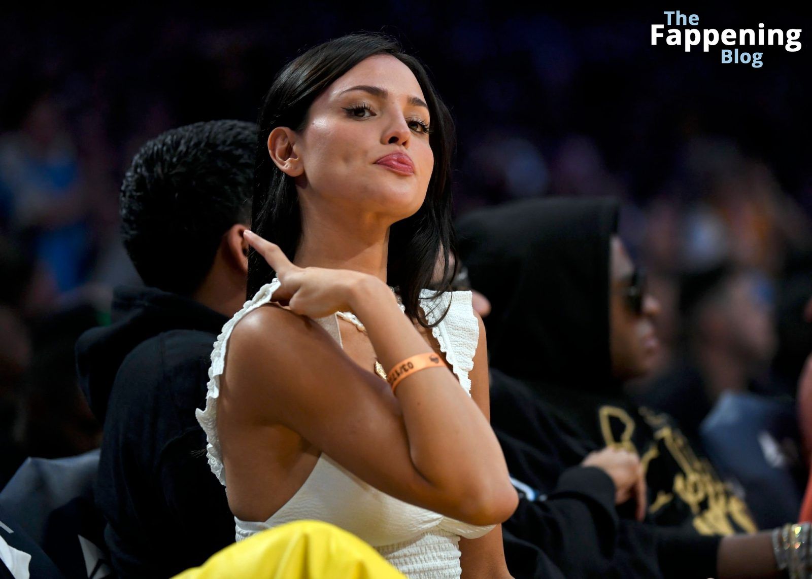 Eiza Gonzalez Looks Stunning at the Los Angeles Lakers vs Dallas Mavericks Game (22 Photos)