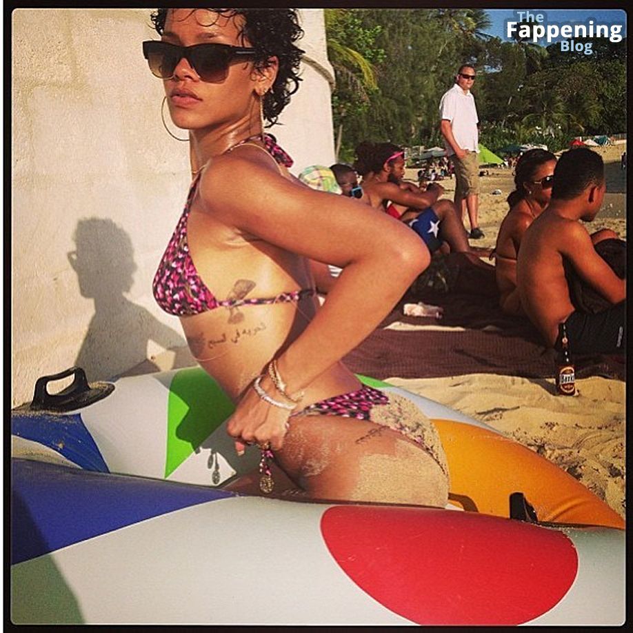 Rihanna Nude &amp; Sexy Collection – Part 7 (150 Photos)