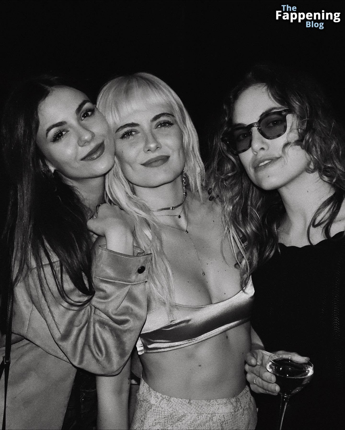 Victoria Justice Looks Sexy at the Party with Friends (15 Photos)