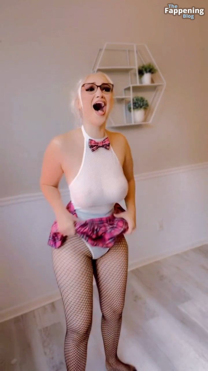 Anna Faith Flashes Her Nude Tits (6 Pics + Video)