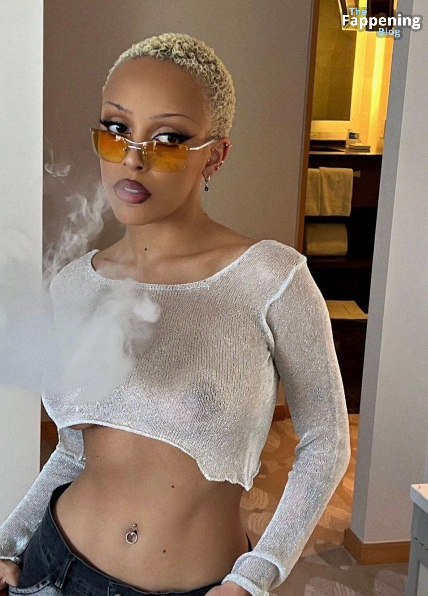 Doja Cat Flashes Her Nude Tits (4 Photos)