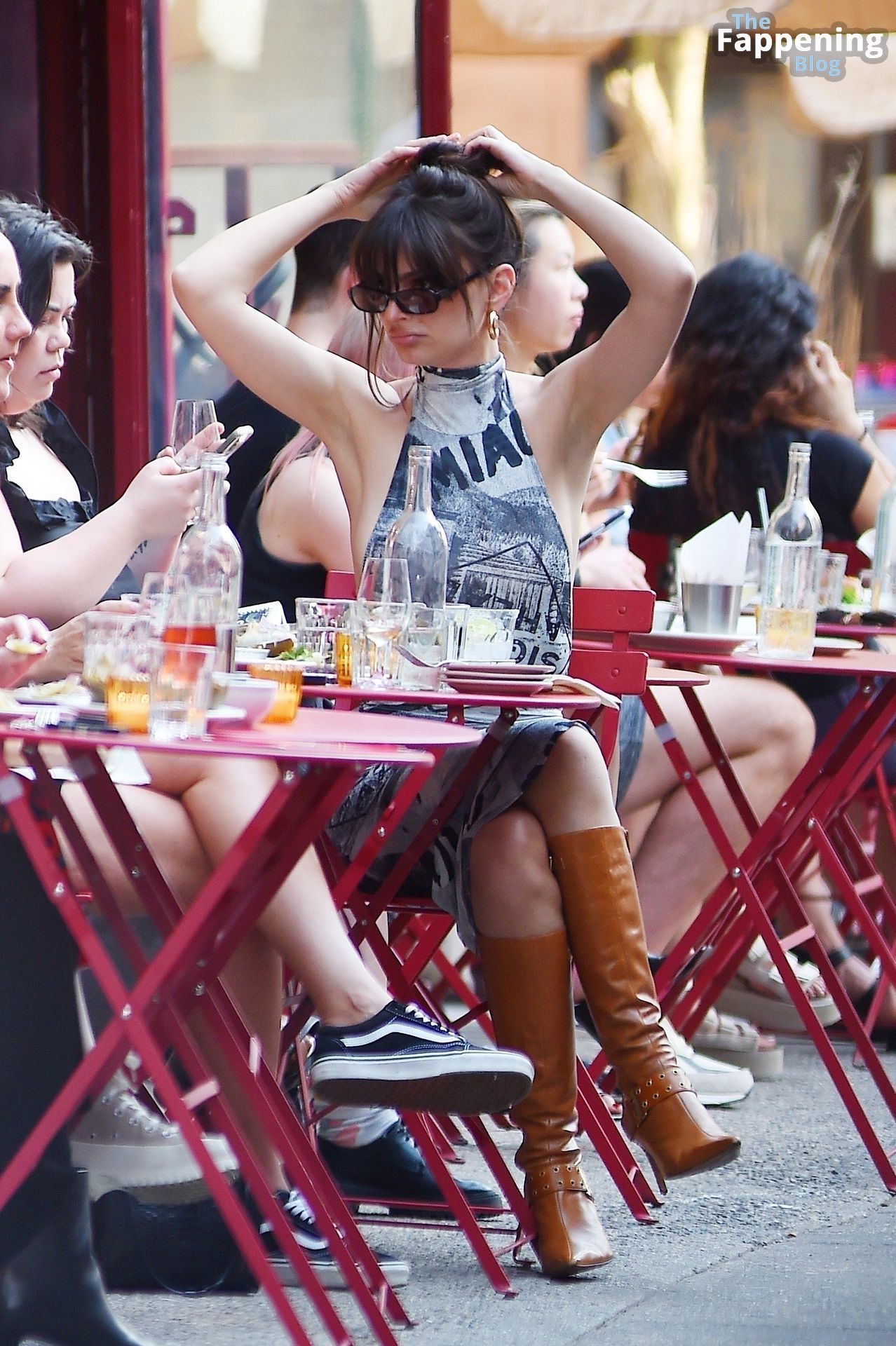 Emily Ratajkowski Dispays Her Sexy Boobs as She Enjoys Dinner with Friends (61 Photos)
