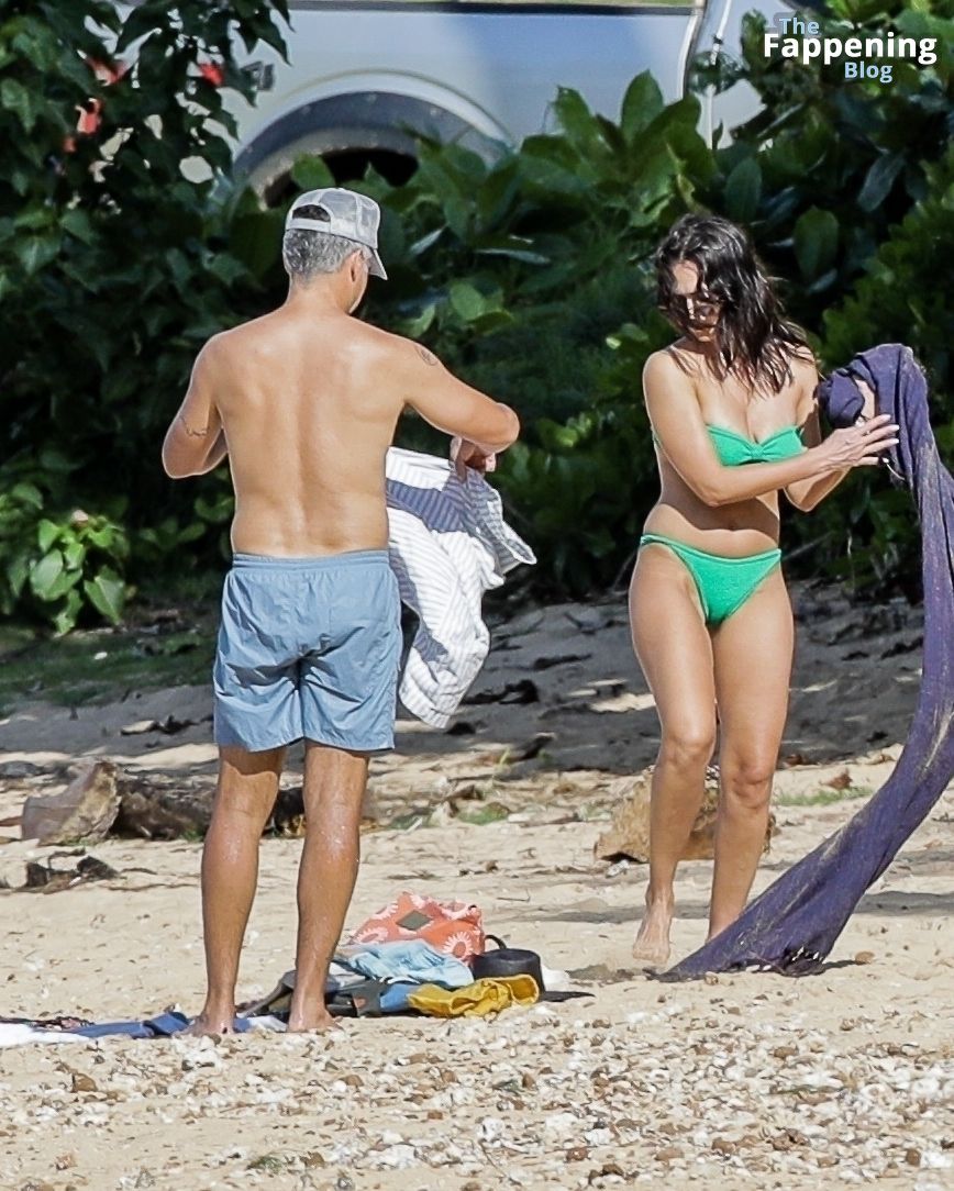 Jessica Alba is Seen Taking Some Deserved Time Off with Cash Warren in Hawaii (37 Photos)