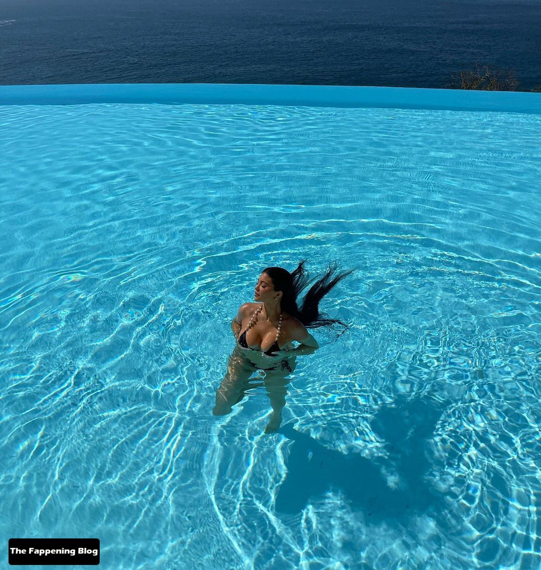 Kylie-Jenner-BIg-Tits-in-Pool-thefappeningblog.com_.jpg