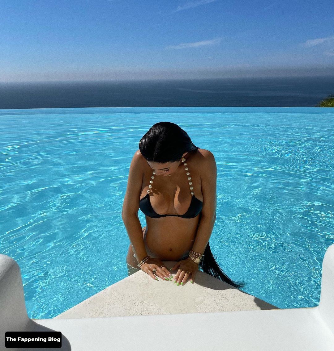 Kylie-Jenner-Sexy-Boobs-in-Bikini-thefappeningblog.com_.jpg