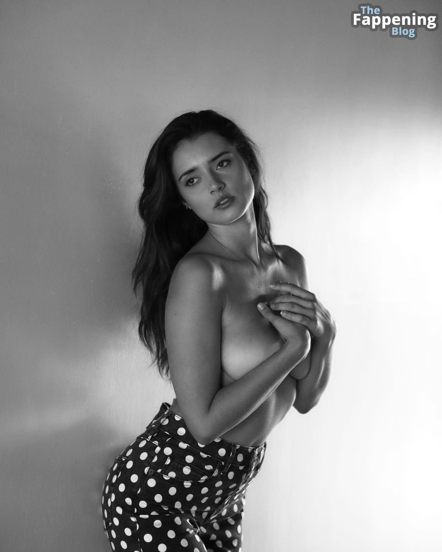 Sarah Curr Topless (5 Photos)