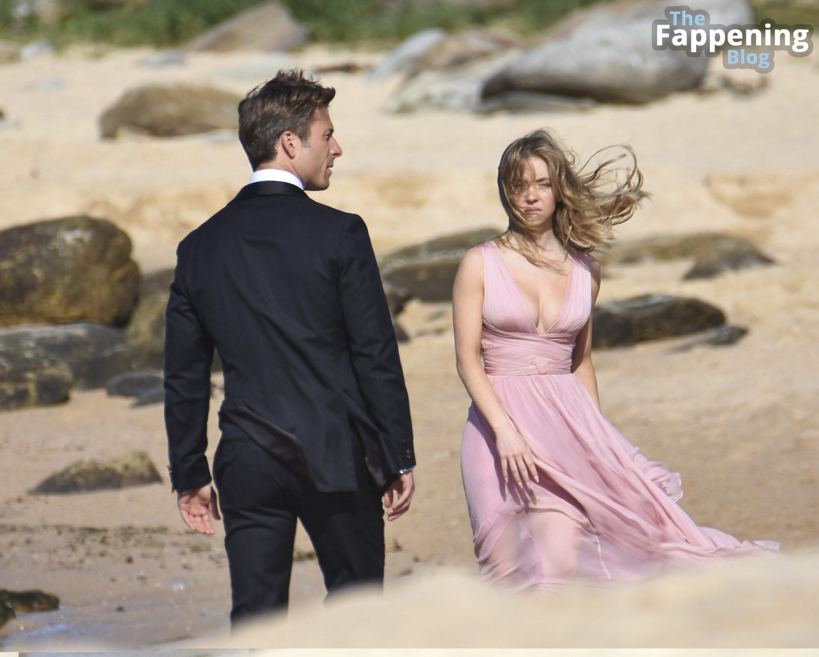Busty Sydney Sweeney Looks Hot in a Pink Dress on Set (14 Photos)