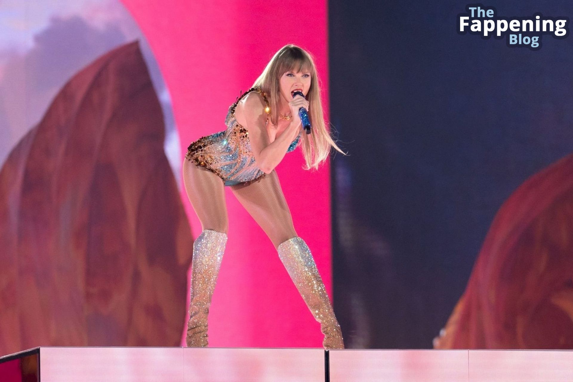 Taylor Swift Performs at AT&amp;T Stadium in Arlington (40 Photos)