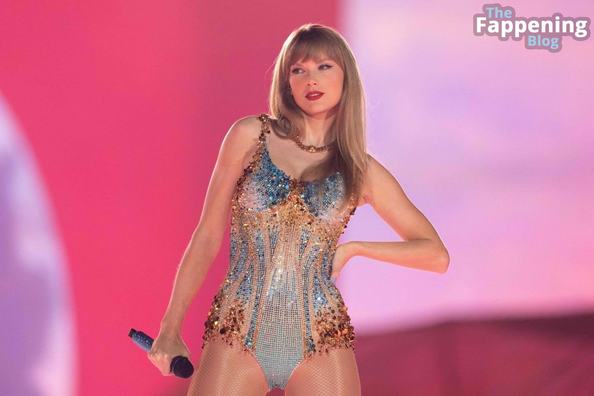 Taylor Swift Performs at AT&amp;T Stadium in Arlington (40 Photos)