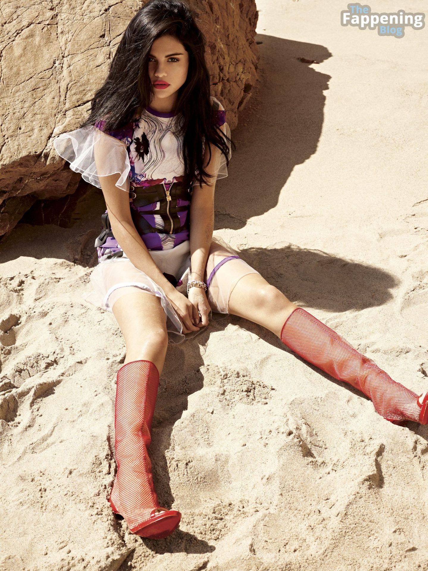 Selena Gomez Sexy – ELLE Magazine (9 Photos)