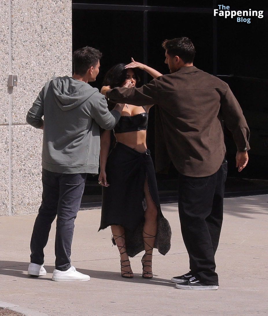 kim-kardashian-big-boobs-leather-skirt-photo-shoot-18-thefappeningblog.com_.jpg