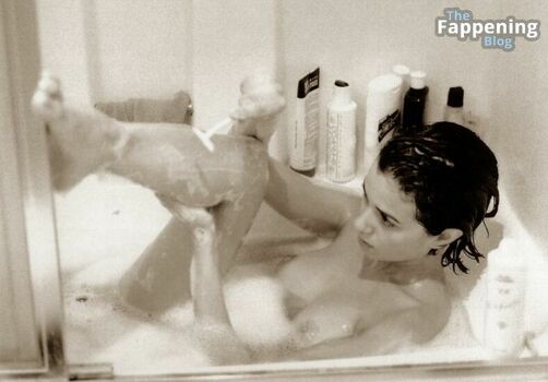 Mia Kirshner / miakirshner Nude Leaks Photo 14