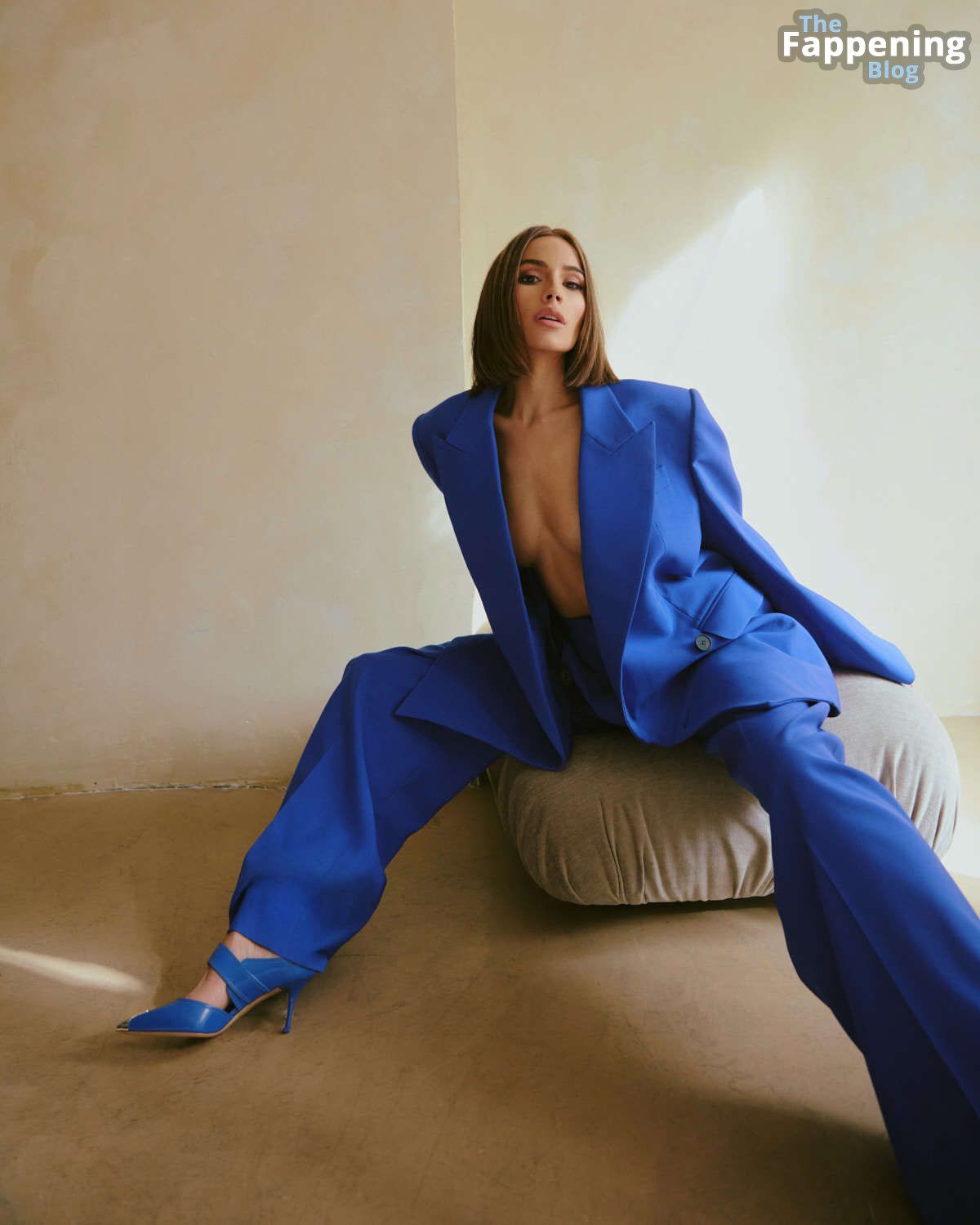 Olivia Culpo Sexy – Fashion Magazine October 2022 Issue (14 Photos)