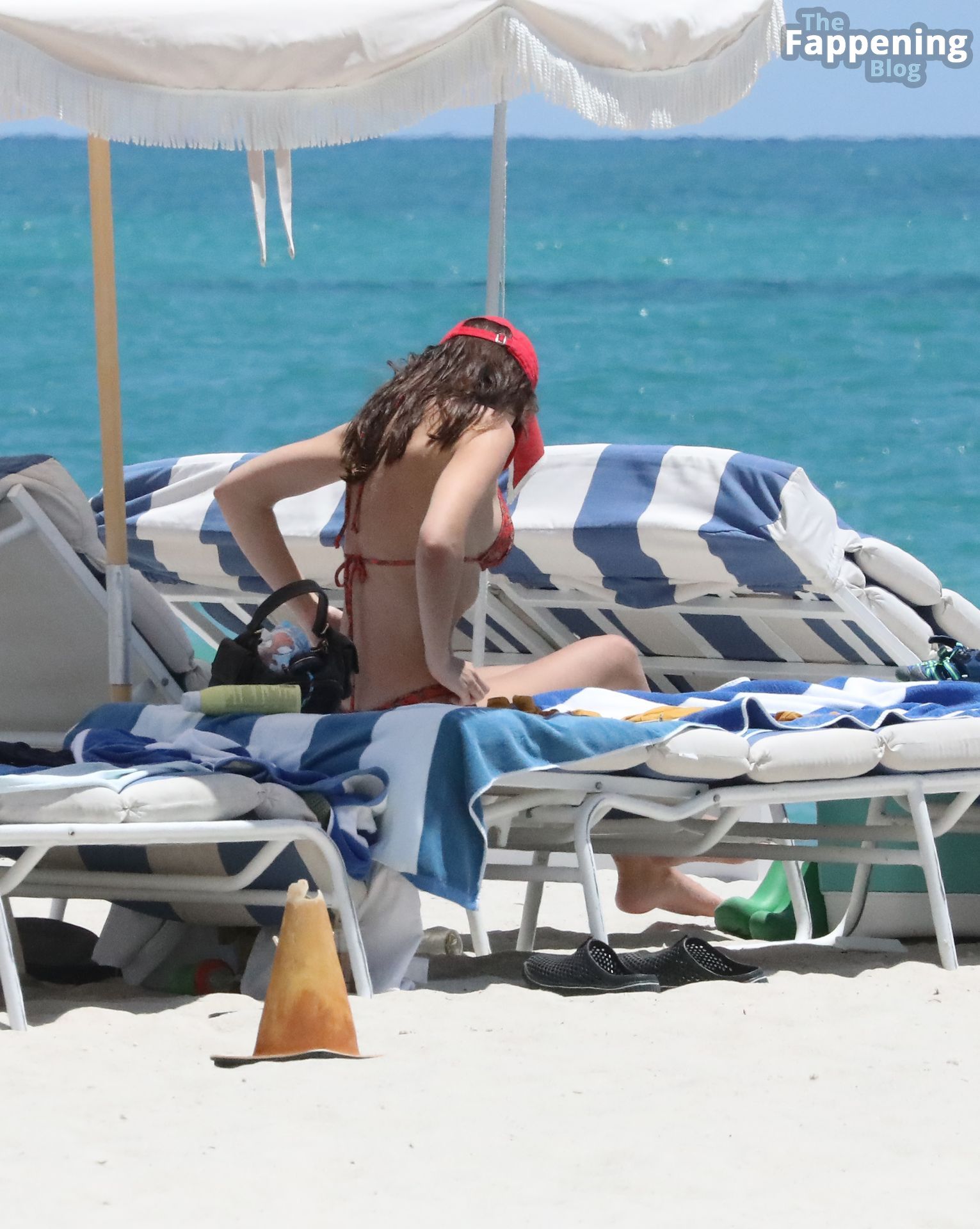 Emily Ratajkowski Shows Off Her Sexy Bikini Body on The Beach in Miami (43 Photos)