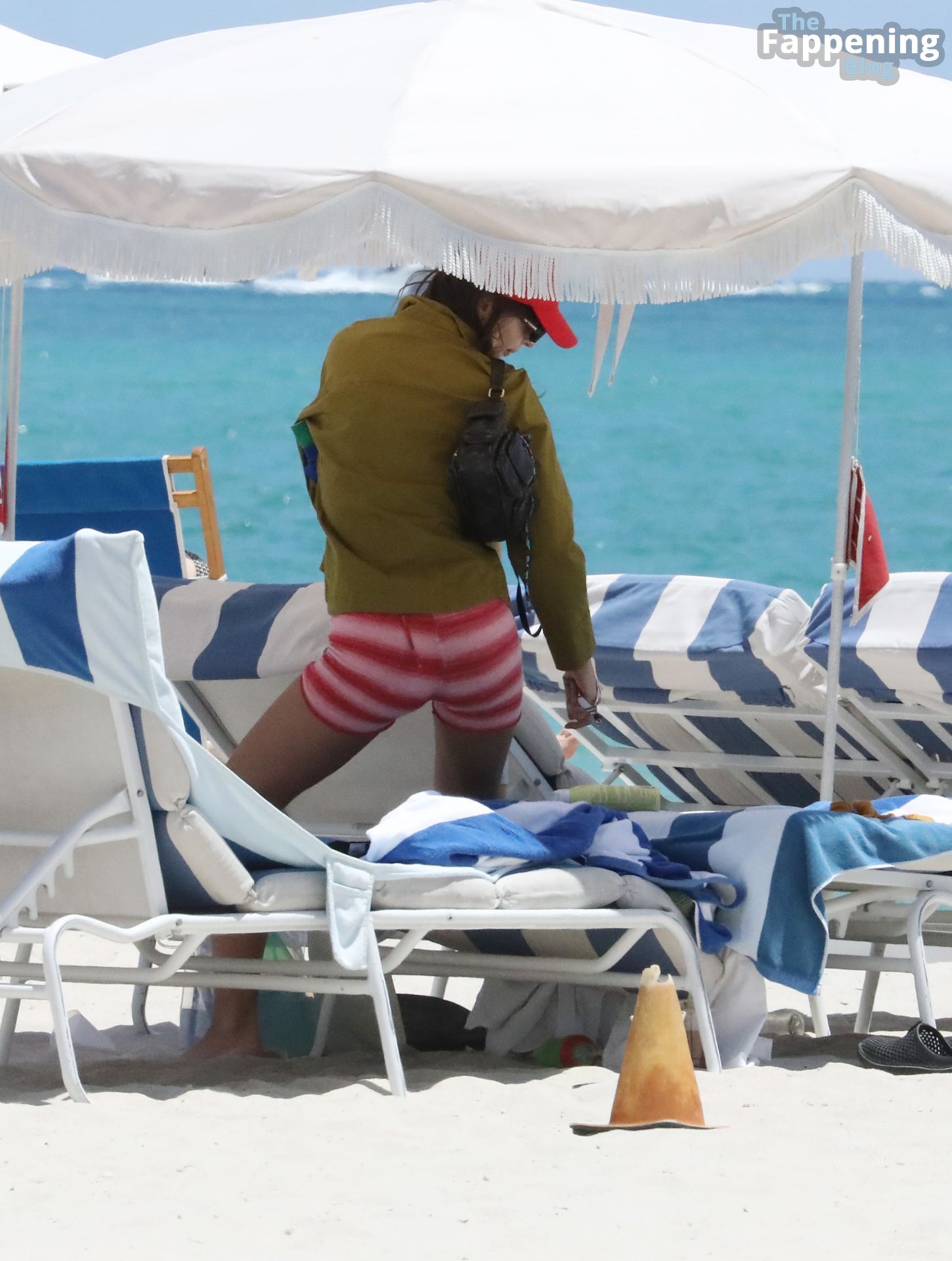 Emily Ratajkowski Shows Off Her Sexy Bikini Body on The Beach in Miami (43 Photos)