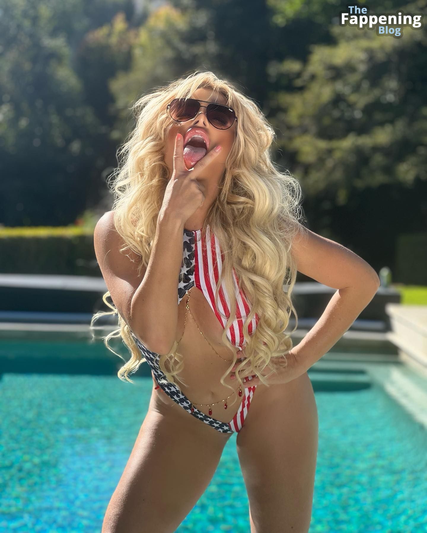 Holly Barker Nude &amp; Sexy (28 Photos)