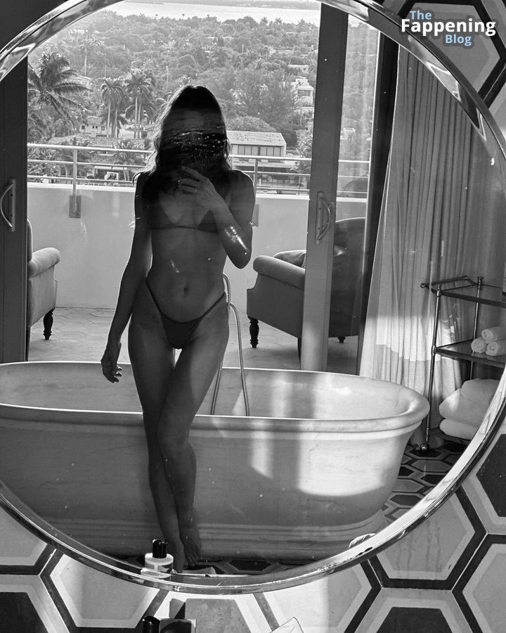 Irina Shayk Looks Hot in a Tiny Bikini (4 Photos)
