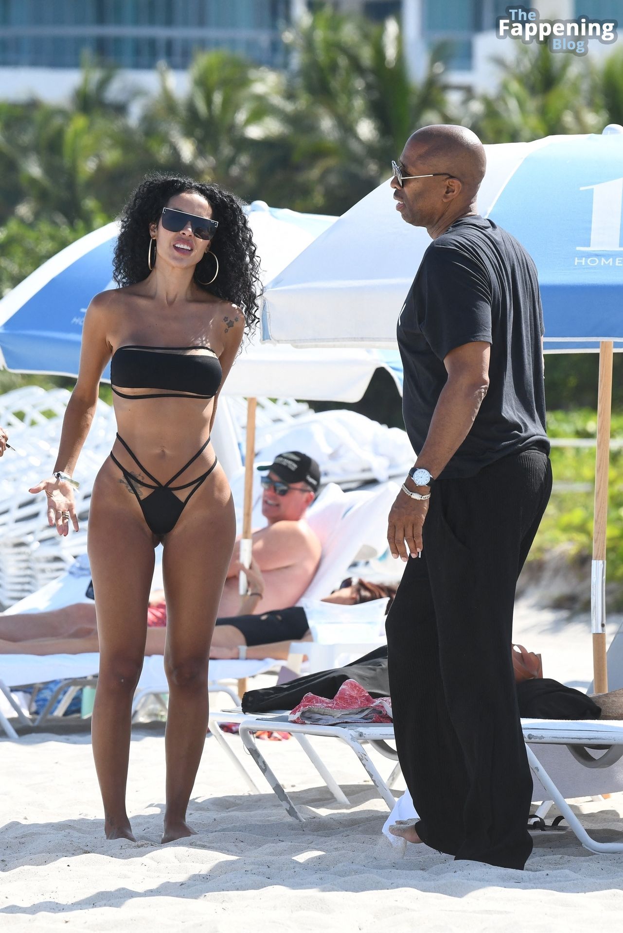 Kenny Smith Hits the Beach with a Sexy Woman in a Black Bikini in Miami (26 Photos)