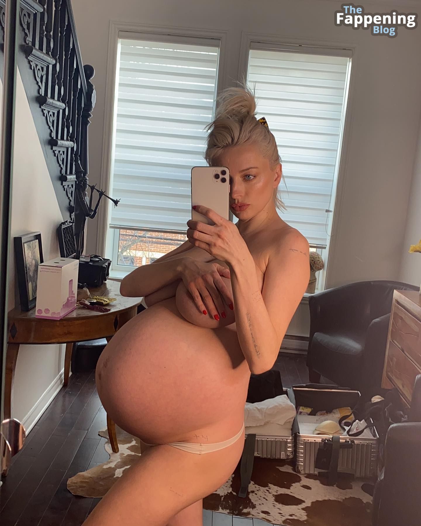Pregnant Caroline Vreeland Poses Topless (1 Photo)