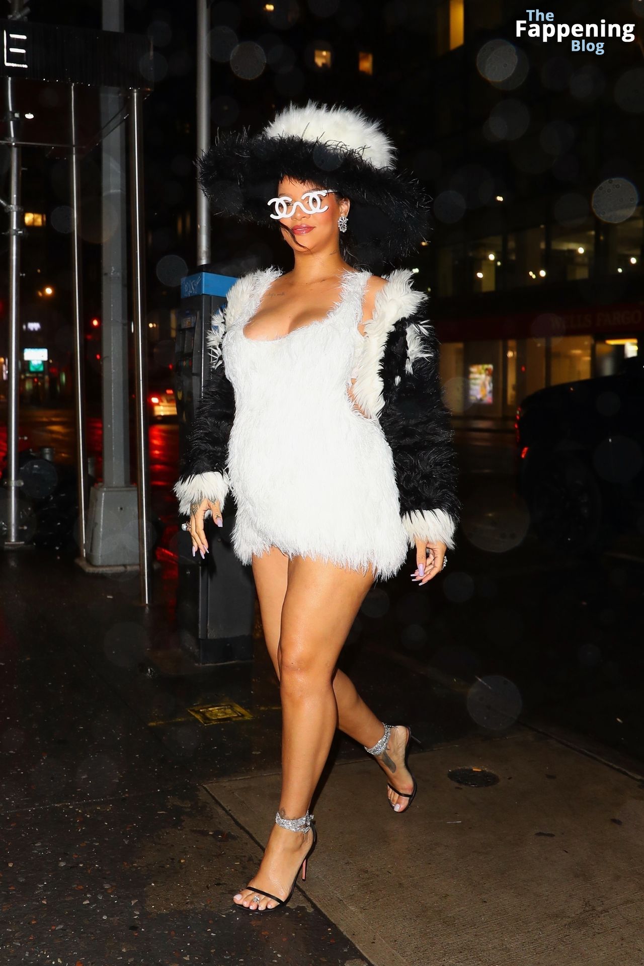 Rihanna-Sexy-The-Fappening-Blog-39.jpg