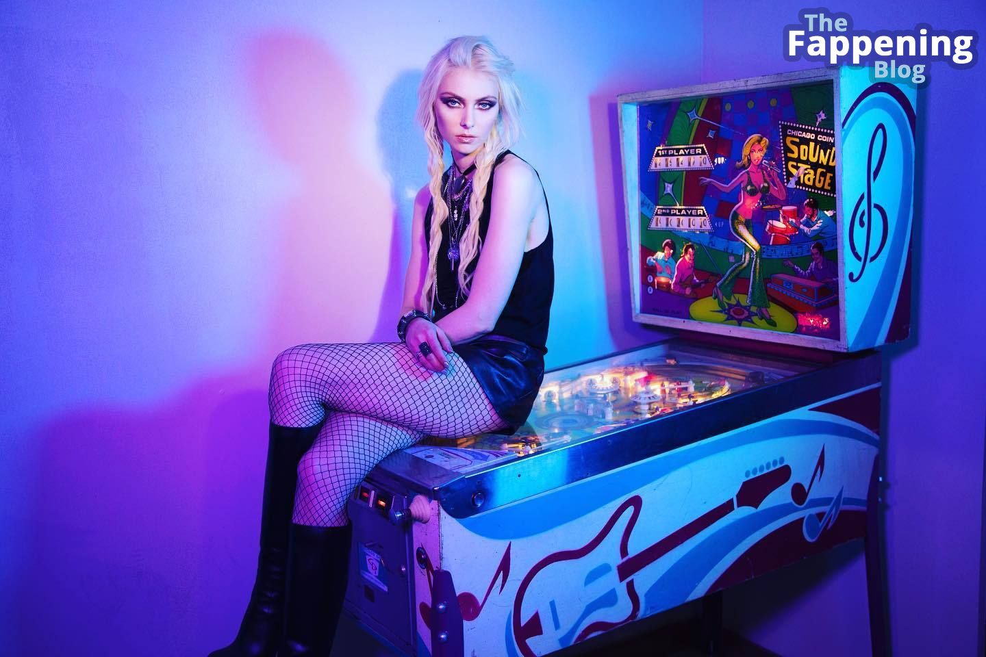 Taylor Momsen Shows Off Her Sexy Legs in a Hot Shoot (5 Photos)