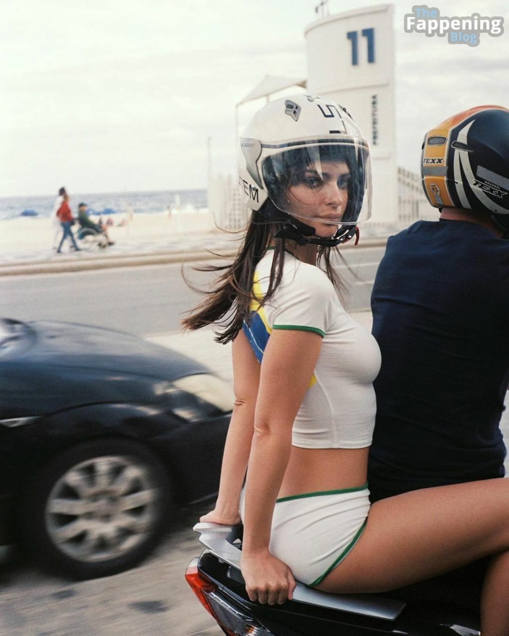 Braless Emily Ratajkowski Shows Off Her Tits And Booty On A Scooter 6 Photos Video 7148