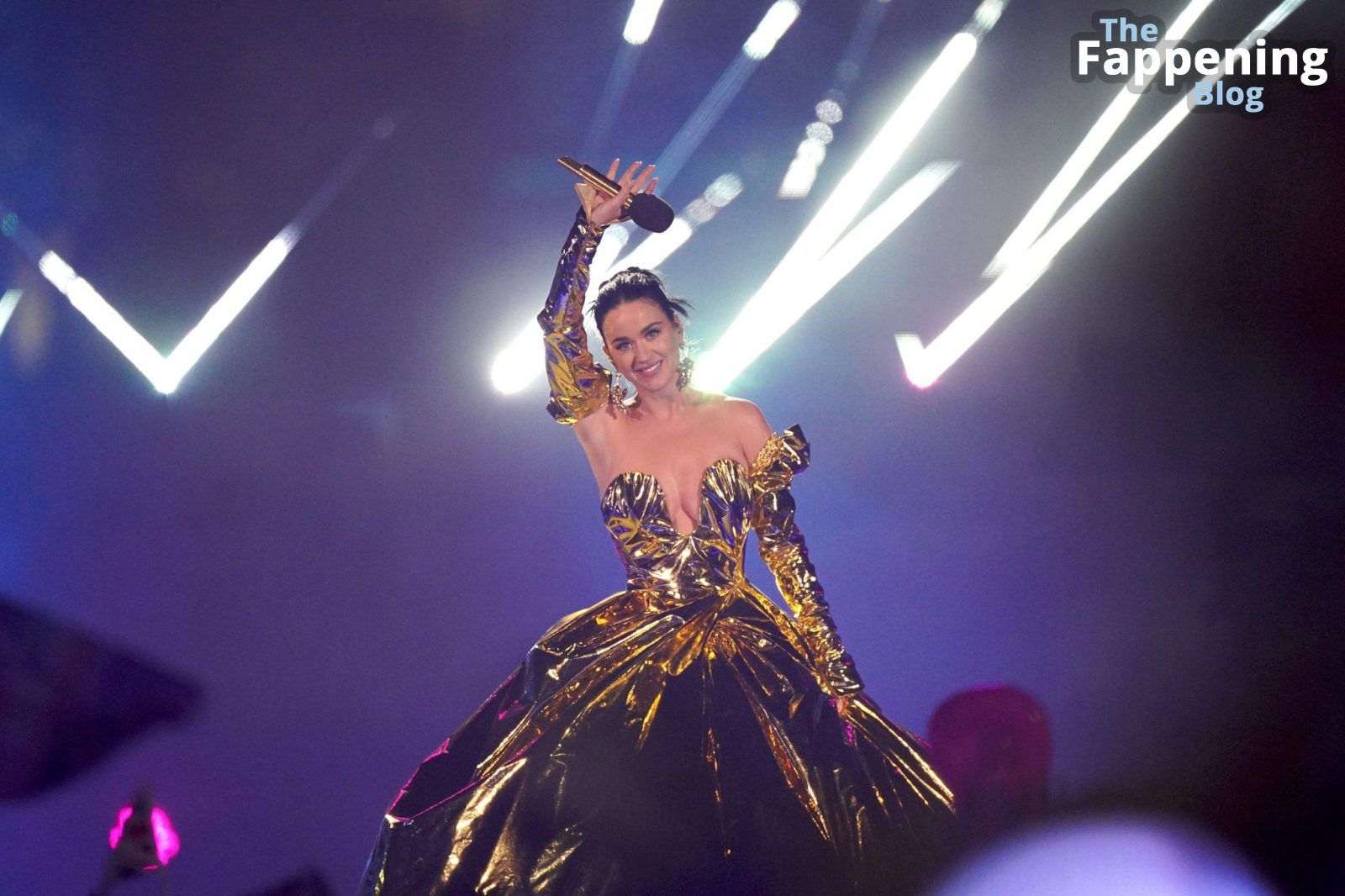 katy-perry-braless-boobs-cleavage-coronation-concert-windsor-16-thefappeningblog.com_.jpg